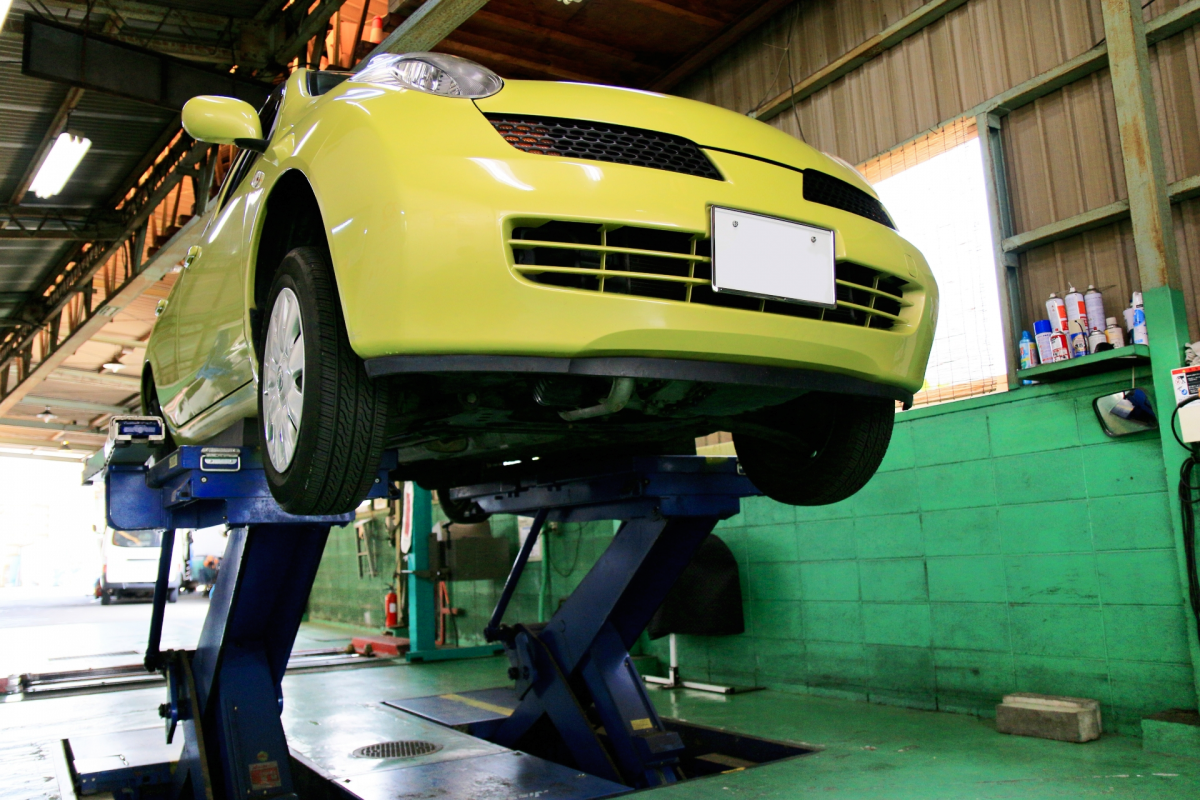 車をリフトで上げている様子